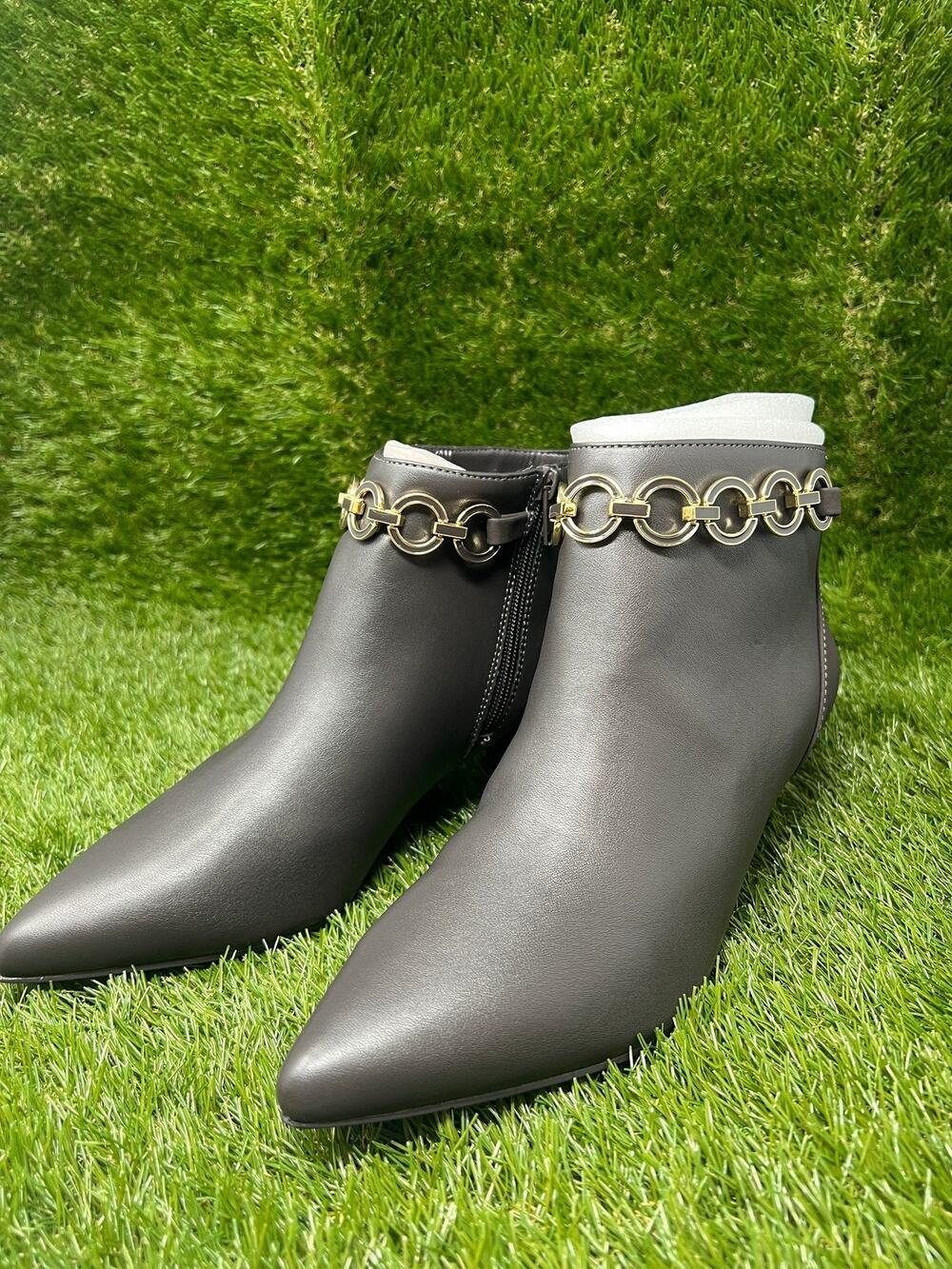 Easy Street Women's 10M Jinx Brown Ankle Heel Booties